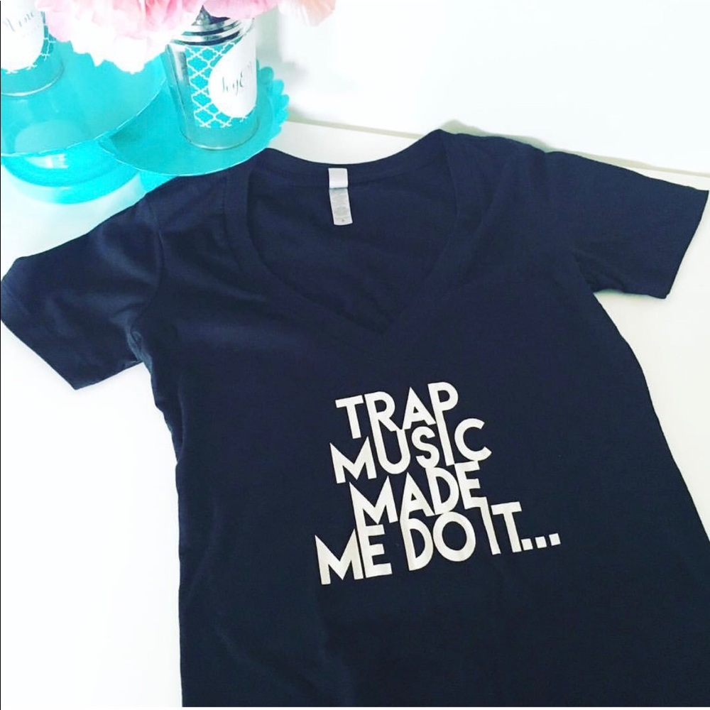 V neck graphic tee